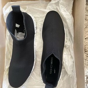 Fashionnova spot me out sneaker black